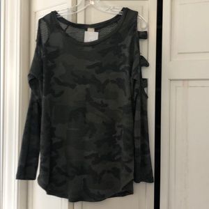 Long sleeved thermal with open upper sleeves